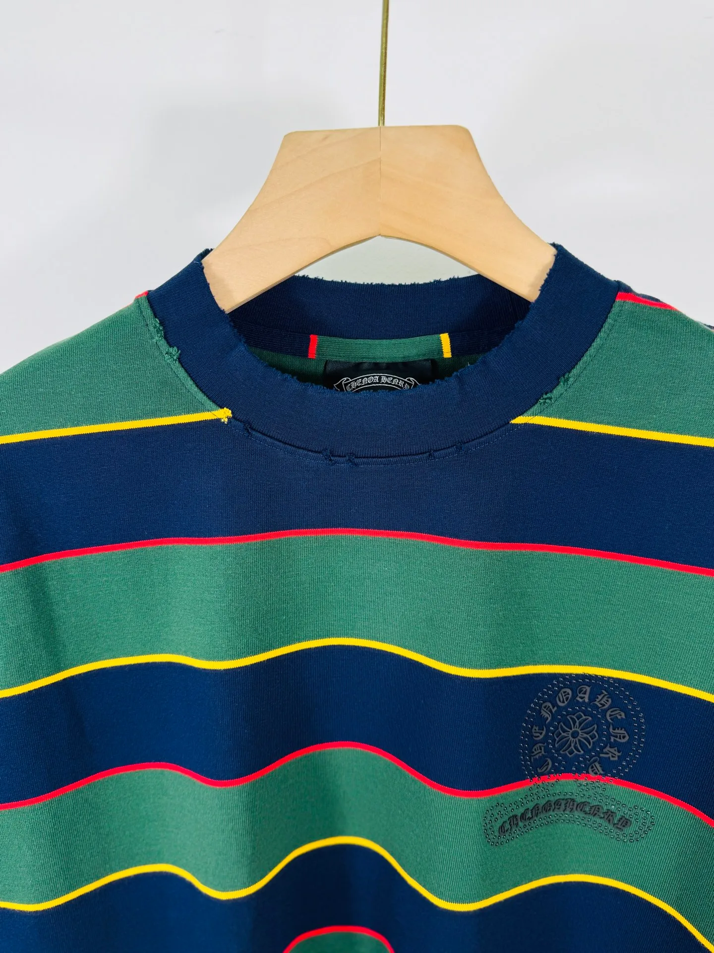 P260 top version, real shot without P, ​​different from market currency) 𝗖𝗵𝗿𝗼𝗺𝗲 𝗛𝗲𝗮𝗿𝘁𝘀/Cro Heart 2025 Autumn and Winter Horseshoe Cross Stripe Couple Casual Long Sleeve 👑The highest version! Customized fabric 320g fabric! Horseshoe cross sticker, a best-selling model in the counter, very comfortable to wear. Accessories: original molded and authenticated collar label➕100% silk wash label. Genuine purchase-grade original hangtag➕matching hanging rope➕3D hanging beads➕original packaging bag. Craftsmanship: The original version has consistent wiring! The highest version of the armhole matching technique! Color: Brown Green Size: S M L XL Style No.: 5193